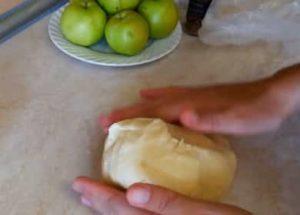 Gentle curd dough for apple pie