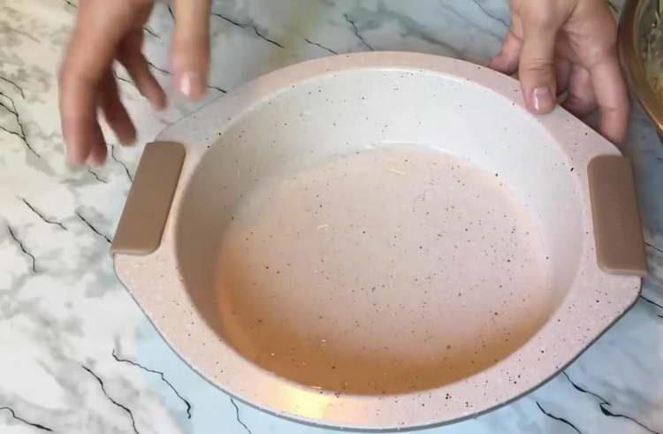 grease the baking dish with oil