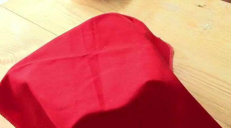 To prepare the dish, put the dough under the film