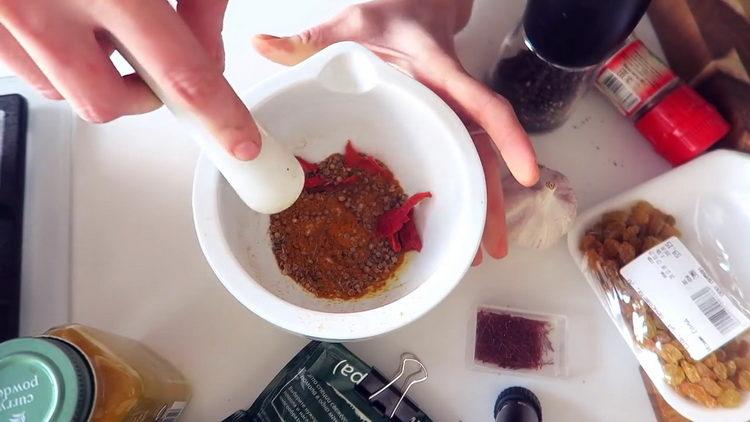 Mix the ingredients to cook.