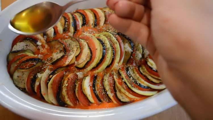 pour vegetables with oil