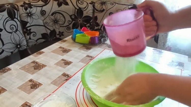 Sift flour to make cookies