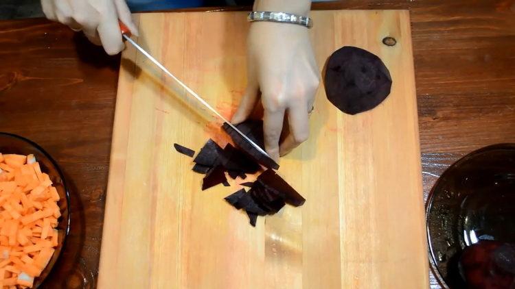 To cook, chop the beets