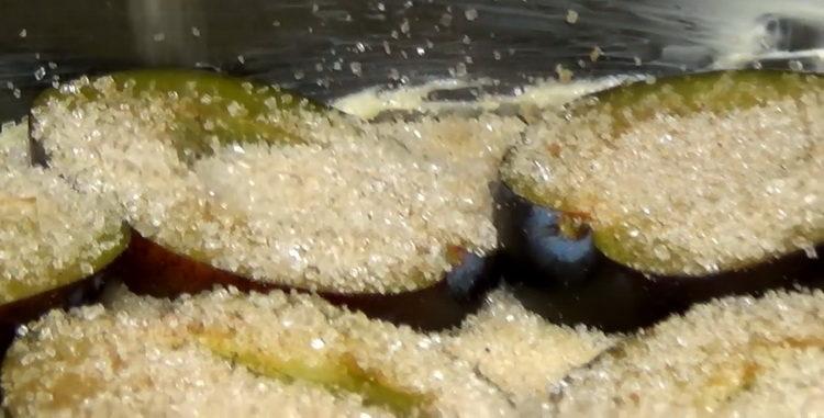 sprinkle sugar with plums