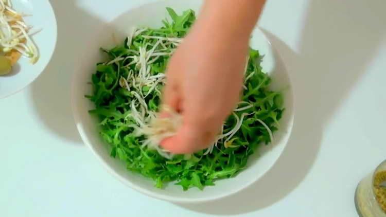 spread the mung bean sprouts