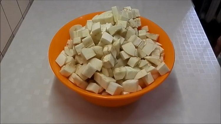 To cook, cut the eggplant