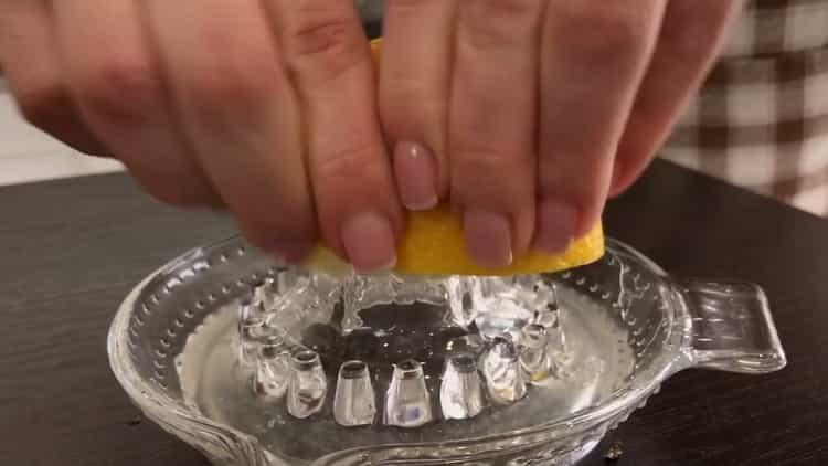 Squeeze lemon juice to prepare