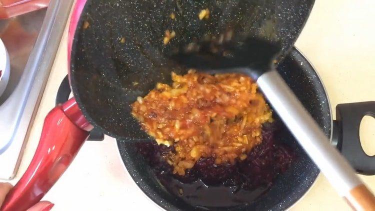 Mix the ingredients to cook.