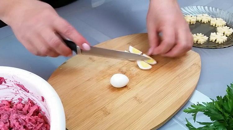 Prepare the eggs for cooking