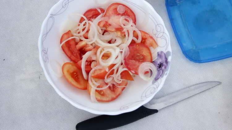 tomato salad with onions