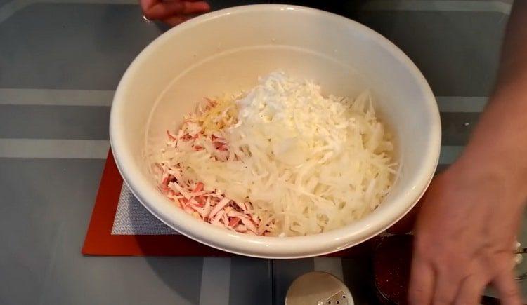 Mix the ingredients to cook.