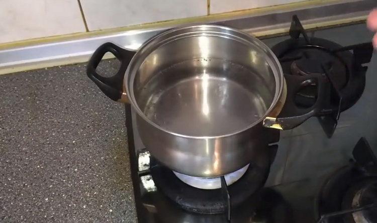 Cooking salad with chicken liver and pickles