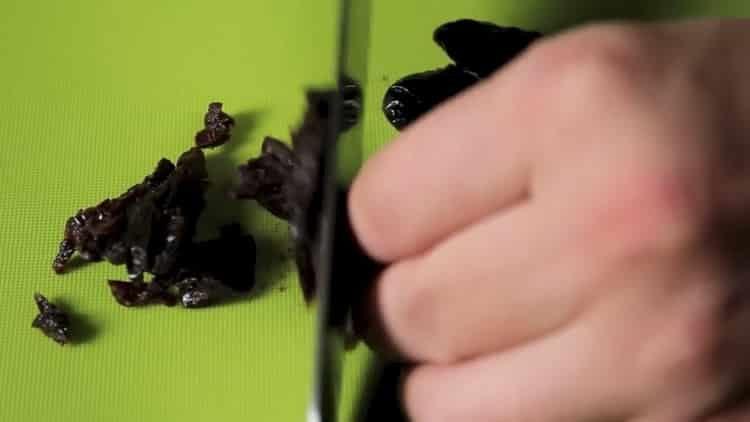 To cook, chop the prunes