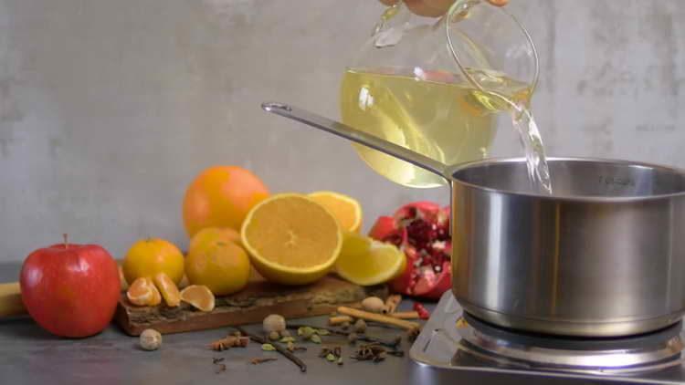 pour cider into the stewpan