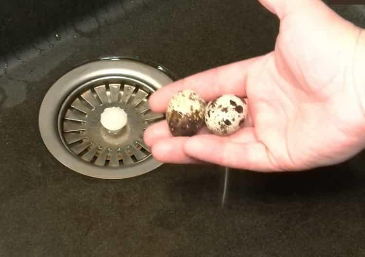 how much to cook quail eggs