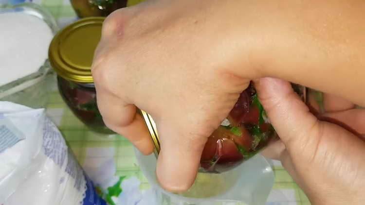 pour water from cans