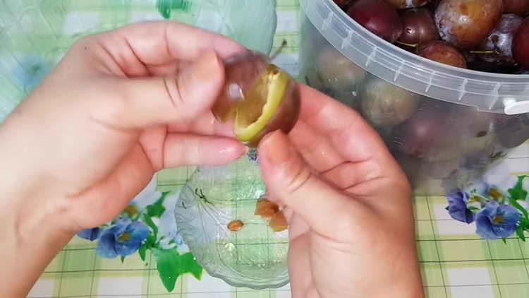 remove the seeds from the plums