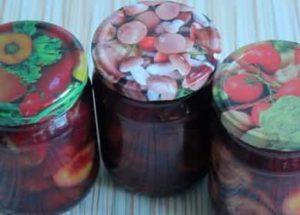 Plum in your own juice for the winter according to a step by step recipe with a photo