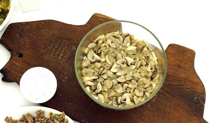 Lay out all the ingredients in a layer for cooking.