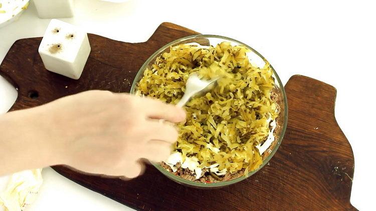 Put cucumbers to prepare the dish