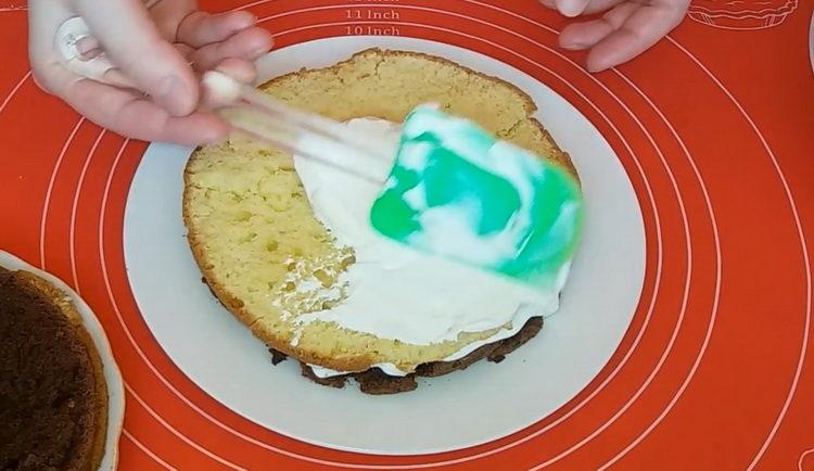 To make a cake, grease the cake with cream