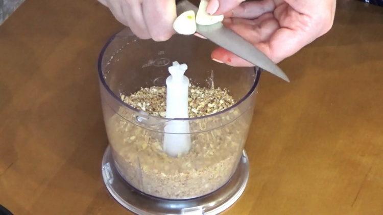 Chop the garlic for cooking