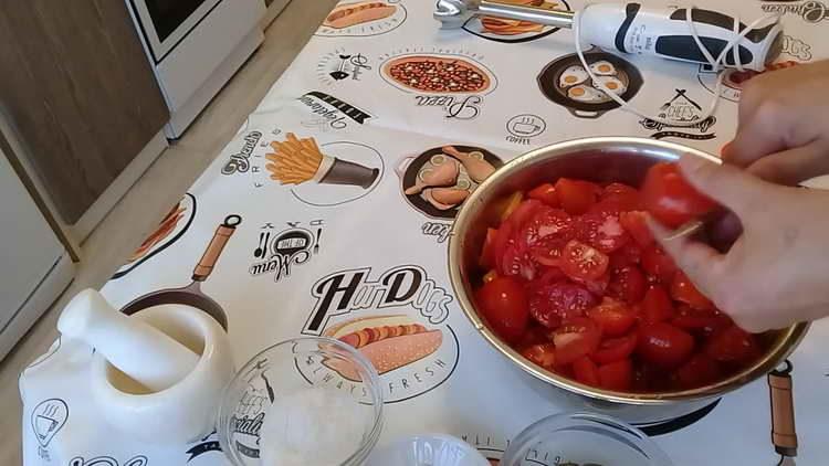 cut into halves of tomato