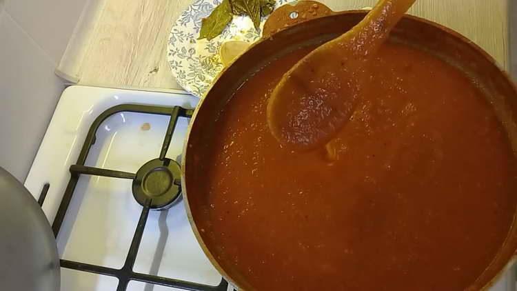 pour vinegar into the sauce