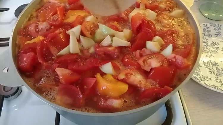 put apples and tomatoes in a pan