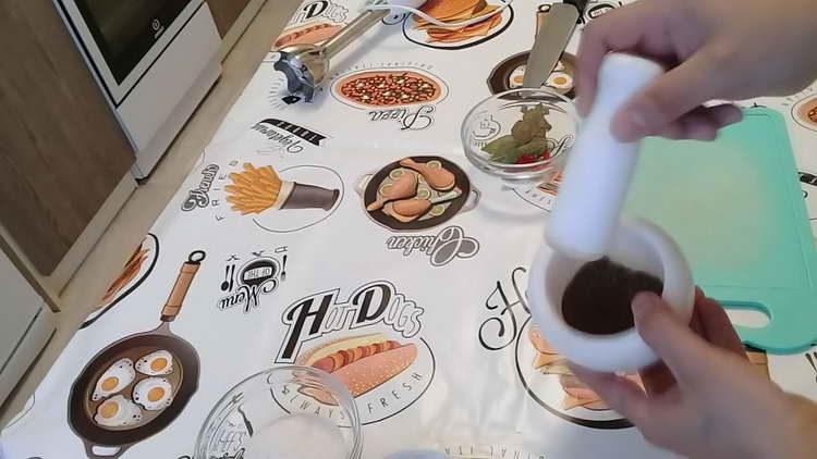 grind cloves and pepper in a mortar