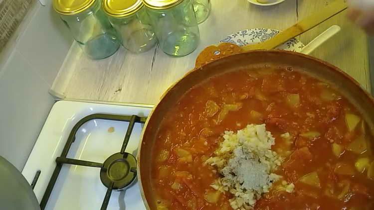 add spices to tomatoes