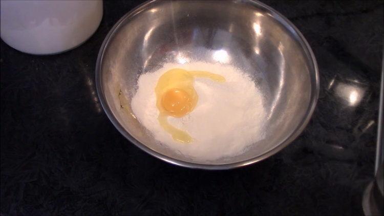 Mix the ingredients to cook.