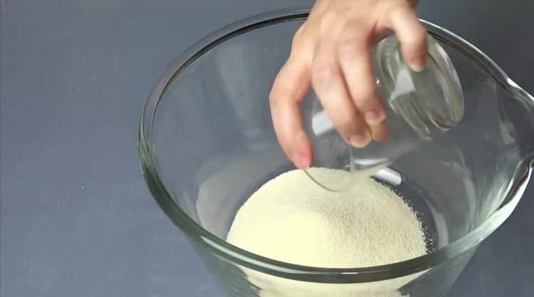 pour a glass of semolina