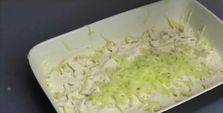 lay apples and flour in layers