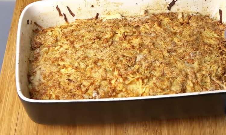 sprinkle the cake with sugar