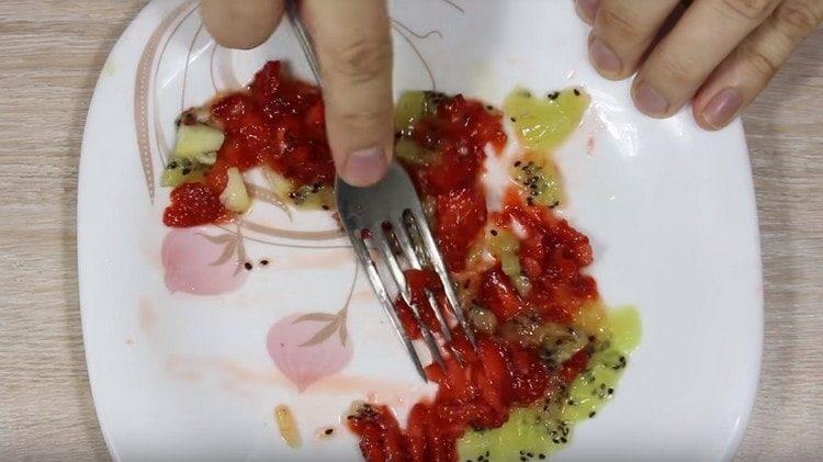 Knead with mashed strawberries and kiwi.