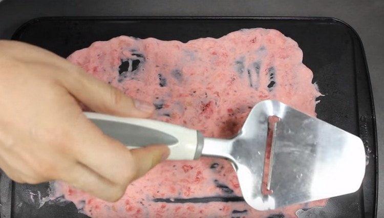 With a spatula, distribute the mass with a thin layer on a baking sheet or tray.