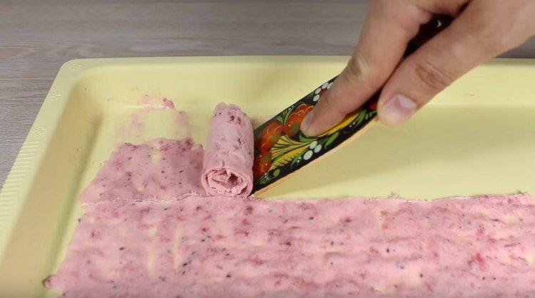 Gently twist the small rolls of ice cream with a spatula.
