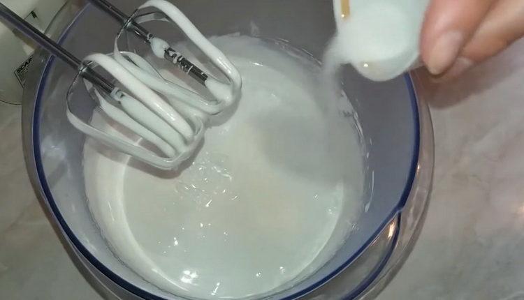 To prepare the cake, prepare the ingredients for the cream