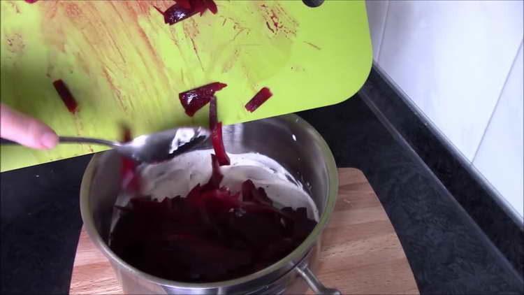 put the beets in the sauce