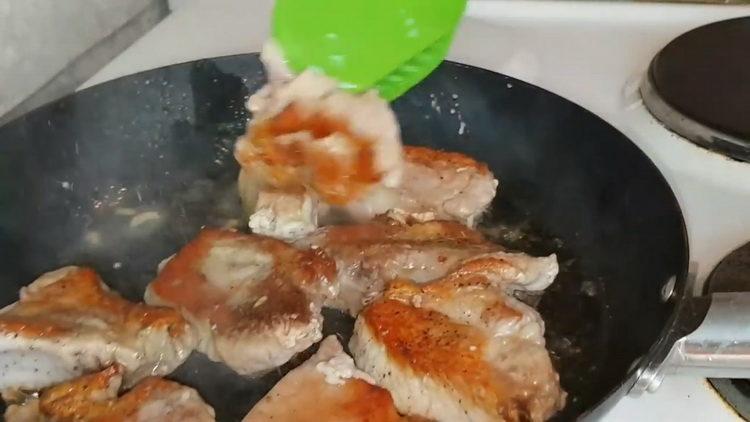 To cook, fry the meat