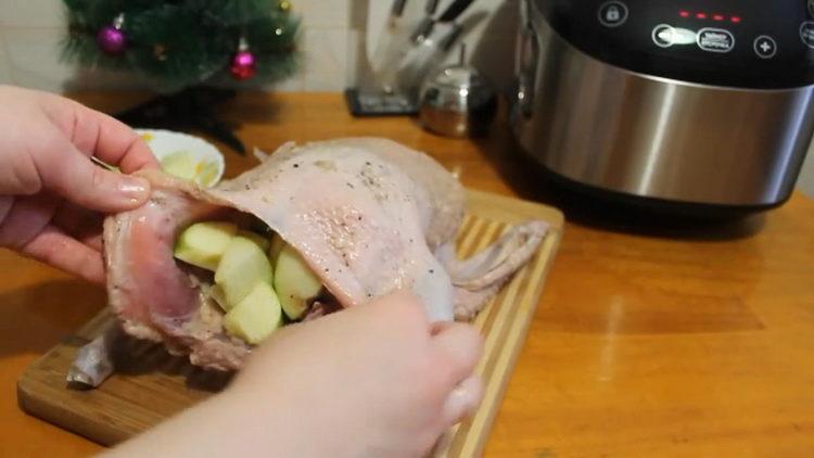 Put the apples in the duck to make the duck