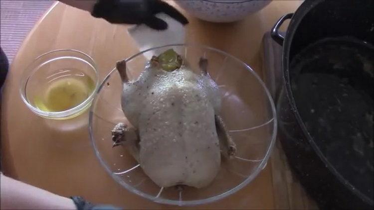 Marinate the ingredients for cooking.