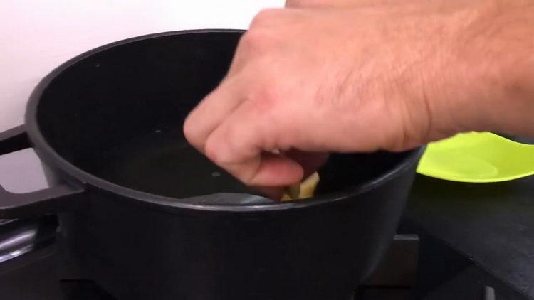 To cook, fry the dough