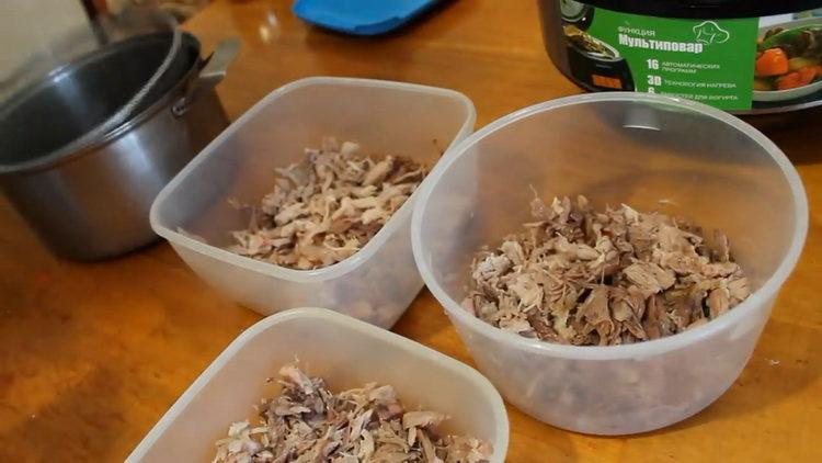 Put the ingredients in the pan to prepare the dish.