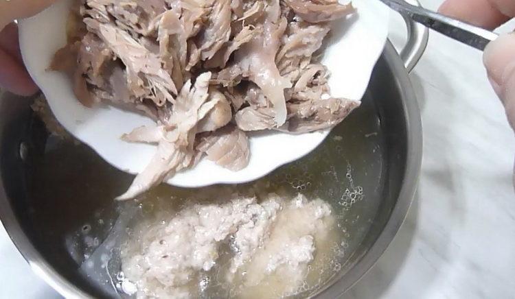 Mix the ingredients to cook.