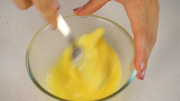 Beat the eggs to cook.