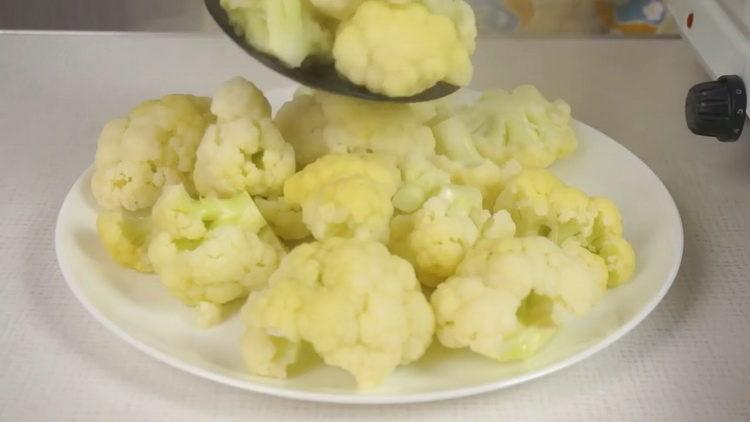 To cook, boil cabbage