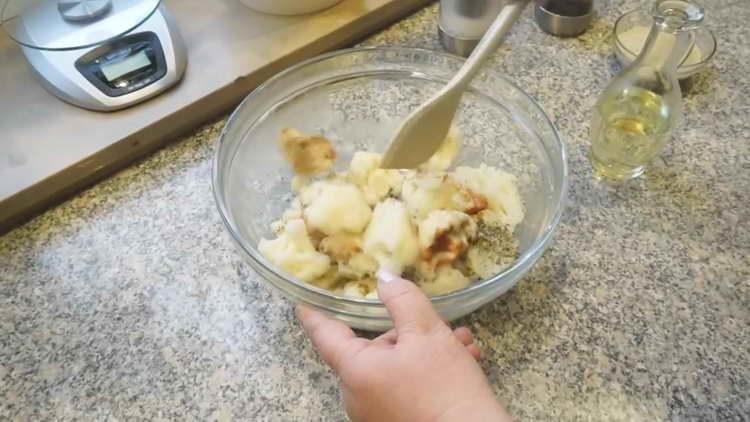 mix cabbage and spices