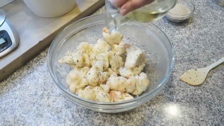 pour oil into the cabbage